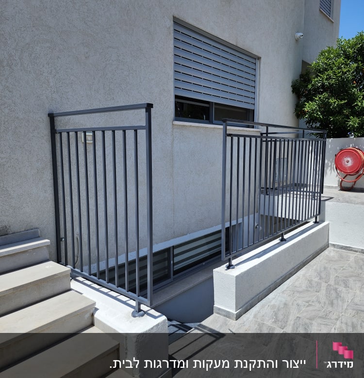 מעקה מתכת שחור סביב גרם מדרגות חיצוני